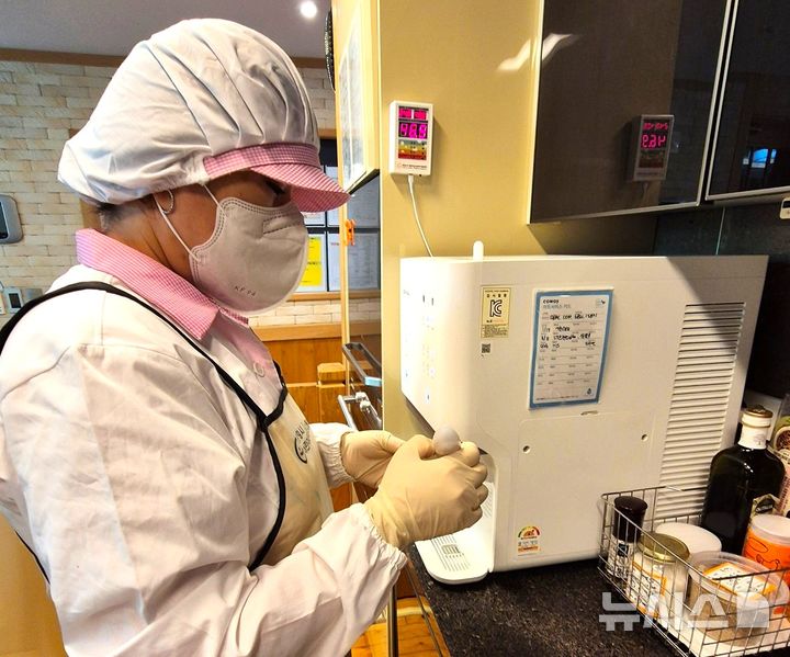 [포항=뉴시스] 송종욱 기자 =한동대학교가 위탁 운영 중인 포항시-어린이·사회복지급식관리지원센터가 사물인터넷(IoT) 기반 급식 관리 시스템으로 저염 급식 실천 효과를 입증해 전국 비대면 급식 관리 모델을 제시하고 있다. 사진은 '사물인터넷(IoT) 염도지킴이'로 국물 염도를 측정하는 어린이 급식소 조리 종사자. (사진=한동대 제공) 2025.07.19. photo@newsis.com