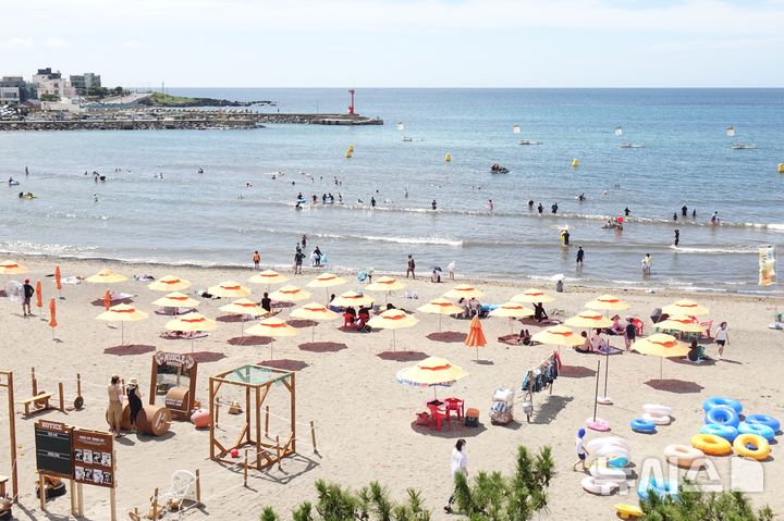 [제주=뉴시스] 양영전 기자 = 비가 그친 뒤 무더위가 이어지고 있는 19일 오후 제주시 이호테우해수욕장에 피서객들의 발걸음이 이어지고 있다. 2025.07.19. 0jeoni@newsis.com 