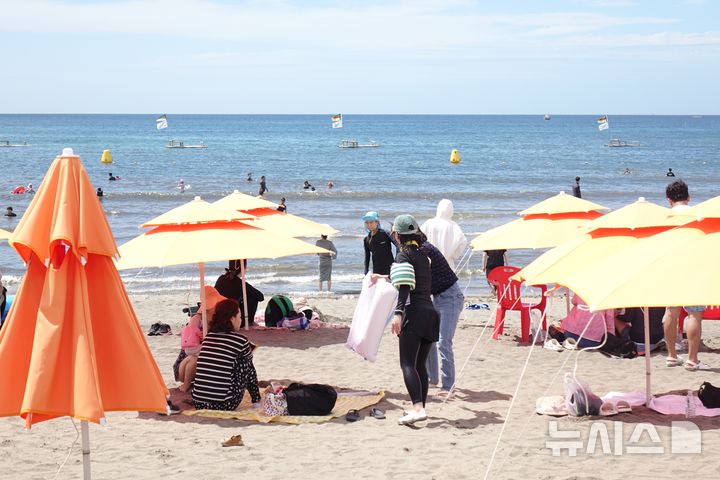 [제주=뉴시스] 양영전 기자 = 비가 그친 뒤 무더운 날씨를 보인 지난달 19일 오후 제주시 이호테우해수욕장에 피서객들의 발걸음이 이어지고 있다. 2025.07.19. 0jeoni@newsis.com 