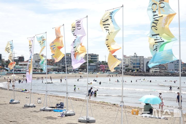 [제주=뉴시스] 양영전 기자 = 비가 그친 뒤 무더위가 이어지고 있는 지난 19일 오후 제주시 이호테우해수욕장에 피서객들의 발걸음이 이어지고 있다. 2025.07.19. 0jeoni@newsis.com 
