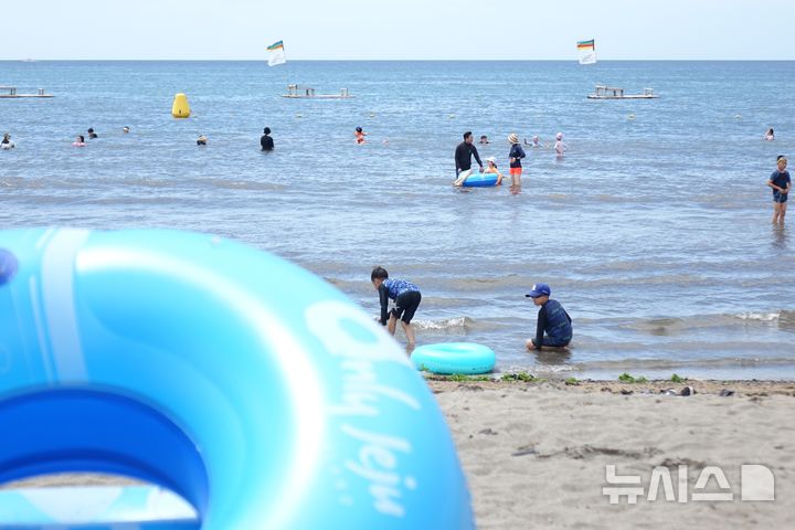 [제주=뉴시스] 양영전 기자 = 비가 그친 뒤 무더위가 이어지고 있는 19일 오후 제주시 이호테우해수욕장에 피서객들의 발걸음이 이어지고 있다. 2025.07.19. 0jeoni@newsis.com 