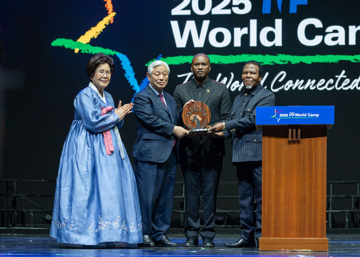 [김천=뉴시스] 김명순(왼쪽) 박옥수 이사장 부인과 박옥수 이사장이 기념사진을 찍고 있다. (사진=김천대 제공) 2025.07.19 photo@newsis.com *재판매 및 DB 금지