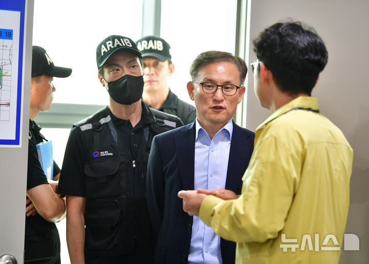 [무안=뉴시스] 이현행 기자= 권진회 국토교통부 항공·철도사고조사위원장이 19일 오후 전남 무안국제공항에서 예정된 12·29 제주항공 여객기 참사의 엔진 사고조사 결과 브리핑을 위해 기다리고 있다. 이날 브리핑은 유족의 반대로 무산됐다. 2025.07.19. lhh@newsis.com