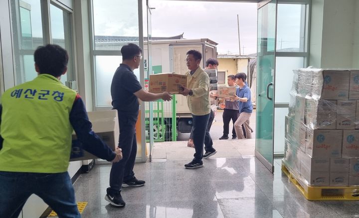 [대전=뉴시스]한국수자원공사(K-water)가 집중호우로 피해를 입은 지역의 긴급 지원을 위해 식수와 구호품 등 가용자원을 총동원하고 있다. 사진은 수자원공사 직원들이 예산군에 병물을 전달하고 있다. (사진=수자원공사 제공) 2025. 07. 19 photo@newsis.com *재판매 및 DB 금지