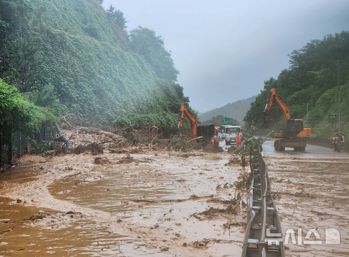 [진주=뉴시스] 정경규 기자 = 19일 경남 진주지역에 내린 집중호우로 인해 국도33호선인 진주시 집현면 집현터널~집현면 장흥교차로 구간에 토사가 유출돼 중장비를 동원해 제거작업을 벌이고있다.2025.07.19.jkgyu@newsis.com