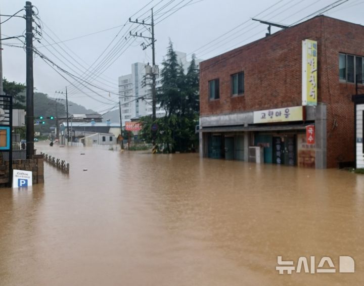 [진주=뉴시스] 정경규 기자 = 지난 19일 경남 진주지역에 호우경보가 발령된 가운데 명석면 명석초등학교 앞 도로가 안전 침수돼 통행이 중단된 모습 .2025.07.19.jkgyu@newsis.com