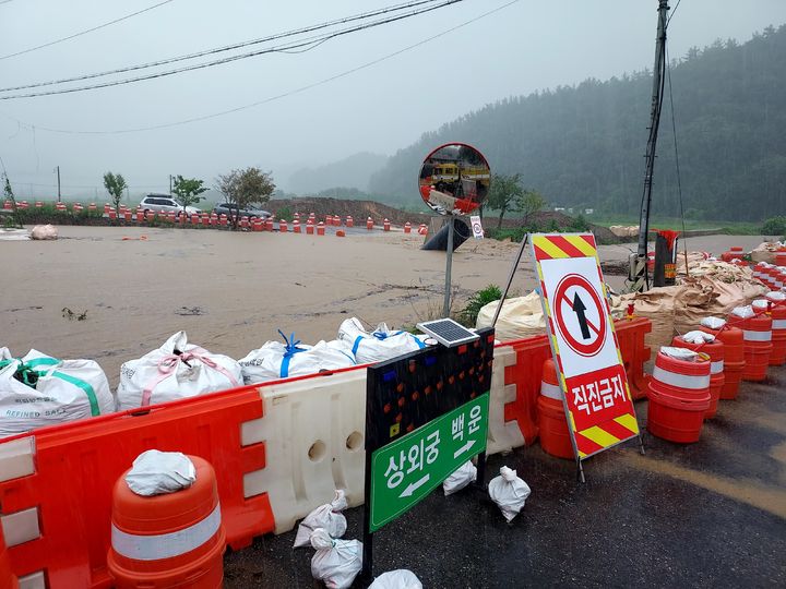 [진안=뉴시스] 전북 전역에 호우특보가 지속되고 있는 19일 전북 진안군 성수면 가수마을 일대가 빗물에 침수돼있다. (사진=전북특별자치도소방본부 제공) 2025.07.19. photo@newsis.com *재판매 및 DB 금지