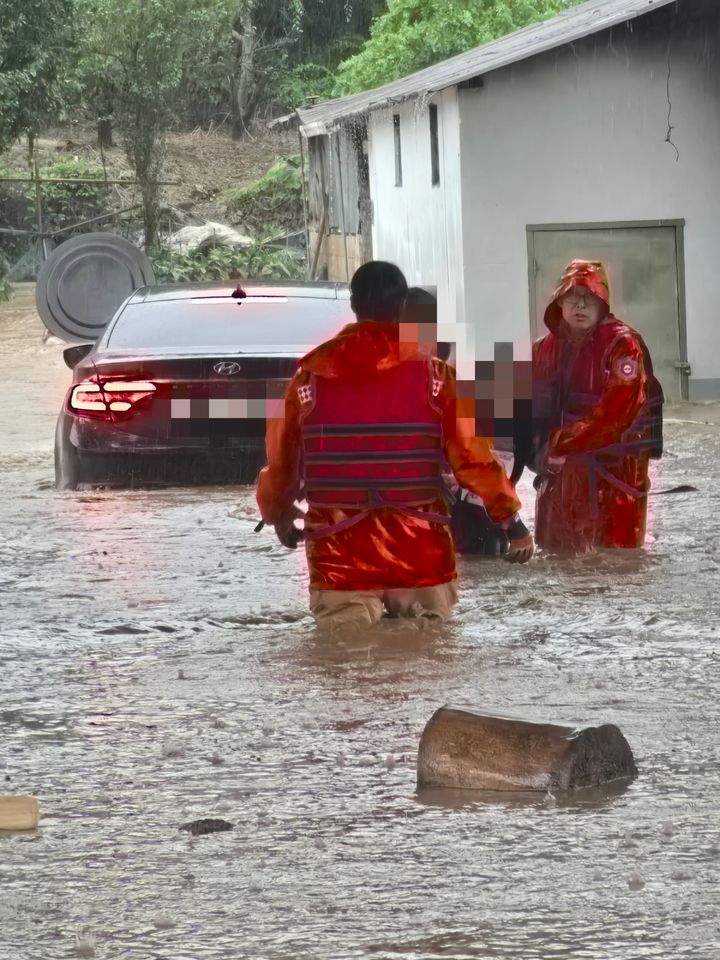 [진안=뉴시스] 전북 전역에 호우특보가 지속되고 있는 19일 전북 진안군 성수면 가수마을 일대가 빗물에 침수돼 소방대원의 허벅지께까지 물이 차있다. (사진=전북특별자치도소방본부 제공) 2025.07.19. photo@newsis.com *재판매 및 DB 금지