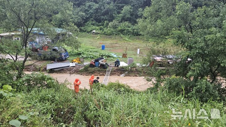 [포항=뉴시스] 송종욱 기자 = 지난 17일부터 시작된 집중호우로 경북도소방본부는 총 344건(인명구조 3명, 안전조치 342건)의 활동을 했다. 사진은 19일 오전 9시32분께 경북 고령군 운수면 대평리에서 고립된 주민 1명을 소방대원이 구조하는 모습. (사진=경북소방본부 제공) 2025.07.19. photo@newsis.com 