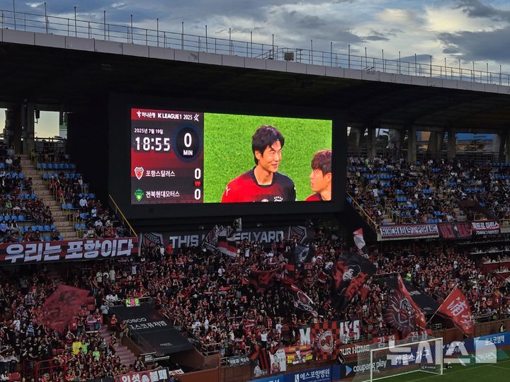 [포항=뉴시스] 하근수 기자= 축구 국가대표 출신 미드필더 기성용, 프로축구 K리그1 포항 스틸러스 데뷔전. 2025.07.19. hatriker22@newsis.com