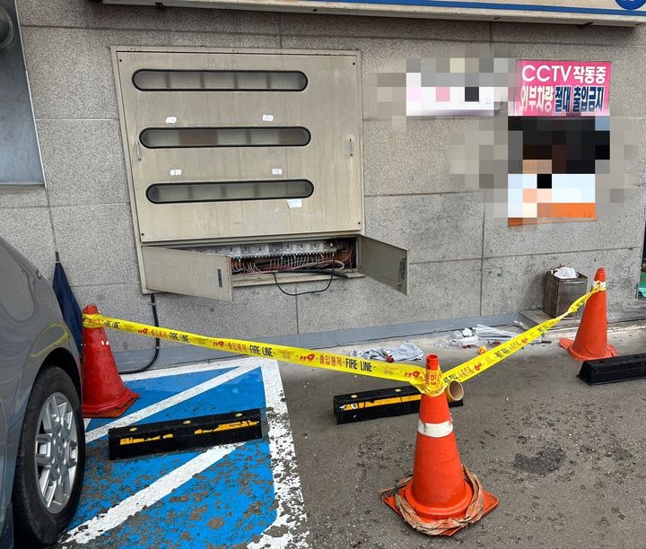 [군산=뉴시스] 19일 오전 전북 군산시 나운동의 한 빌딩 배전반에서 스파크가 튀어 2명이 다쳤다. 사진은 당시 스파크가 발생한 배전반. (사진=전북특별자치도소방본부 제공) 2025.07.19. photo@newsis.com *재판매 및 DB 금지
