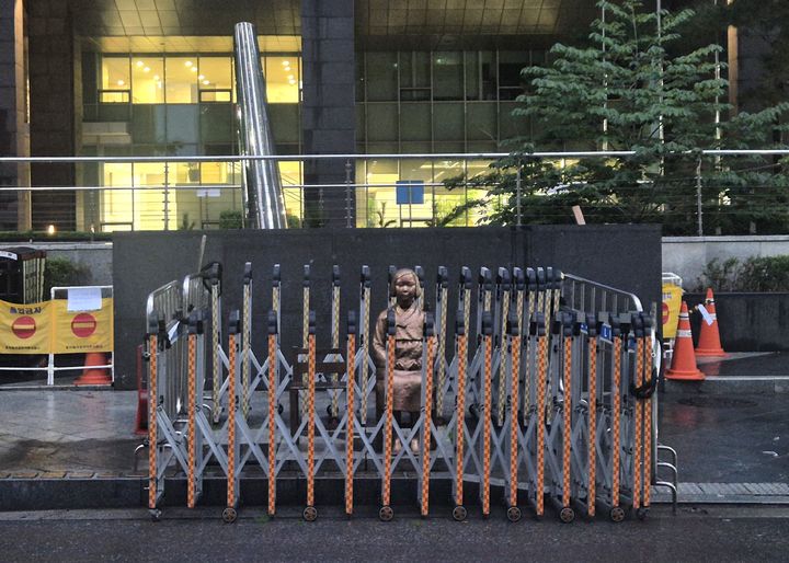 [서울=뉴시스] 이명동 기자 = 서울 종로구 주한일본대사관 뒤편 평화의 소녀상 앞 주변에 아무런 시위자가 보이지 않고 있다. 시민단체 반일행동은 19일 평화의 소녀상에서 10년 가까이 해오던 노숙농성을 중단한다고 발표하고 철수했다. 이들은 "우리는 여기서 일시 정지를 하려고 한다"며 "이제 우리는 새로운 투쟁에 돌입한다. 소녀상 철야농성을 잠시 멈춘다고 해서 우리의 투쟁이 끝나는 것이 아니다"고 강조했다. 2025.07.19. ddingdong@newsis.com *재판매 및 DB 금지