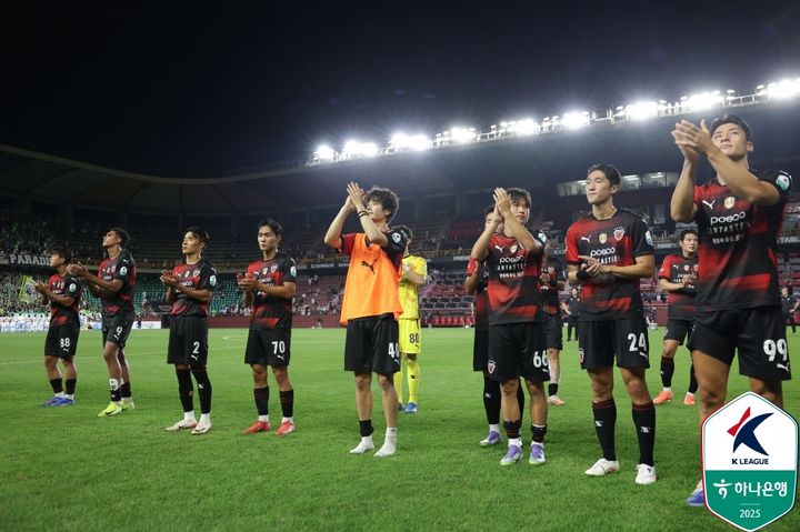 [서울=뉴시스]기성용 포항 데뷔전. (사진=한국프로축구연맹 제공)