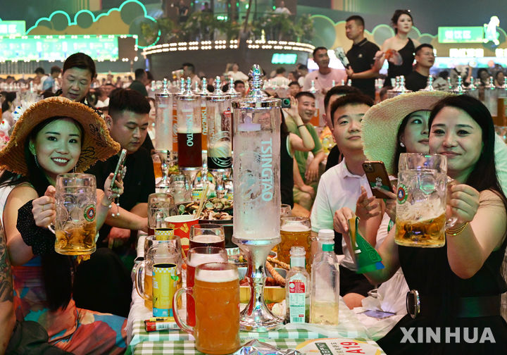 [칭다오=신화/뉴시스] 식약처는 식품첨가물의 사용 목적에 따라 분류체계를 세분화하고 영양강화제의 사용규제를 완화하는 등의 내용을 담은 '식품첨가물의 기준 및 규격' 전부개정안을 행정예고한다고 22일 밝혔다. 지난 18일(현지 시간) 중국 산둥성 칭다오에서 제35회 칭다오 국제 맥주 축제가 열려 방문객들이 맥주를 즐기고 있다. 다음 달 16일까지 열리는 칭다오 맥주 축제는 독일 ‘옥토버페스트’, 영국 ‘그레이트 브리티시 비어 페스티벌’과 함께 세계 3대 맥주 축제로 꼽히며, 아시아 최대 규모로 알려져 있다. 2025.07.19.