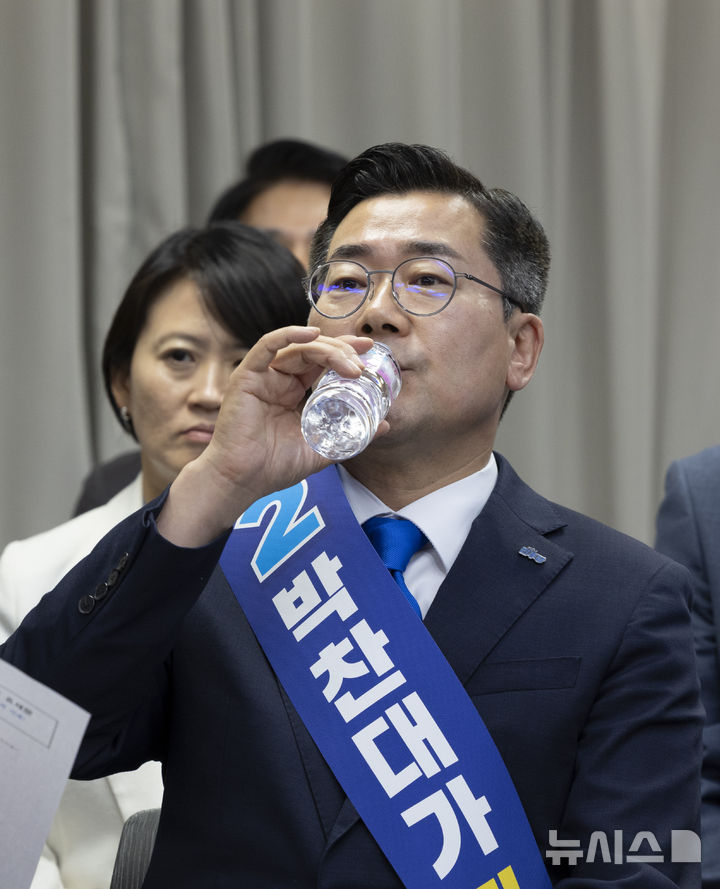 [서울=뉴시스] 김근수 기자 = 박찬대 더불어민주당 당대표 후보자가 19일 서울 여의도 더불어민주당 중앙당사에서 열린 더불어민주당 당대표 및 최고위원 선출을 위한 충청권 합동연설회에 참석해 물을 마시고 있다. 2025.07.19. ks@newsis.com