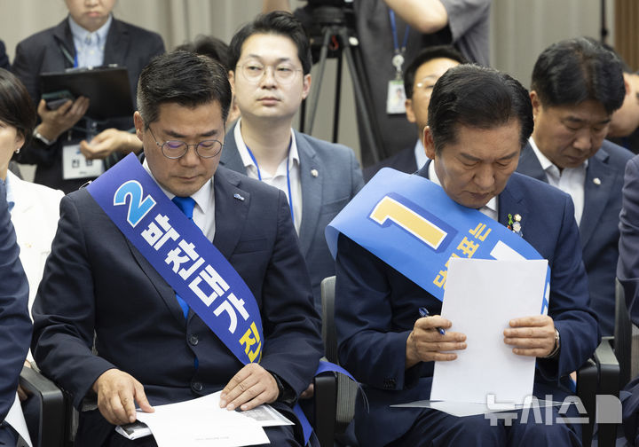 [서울=뉴시스] 김근수 기자 = 박찬대(왼쪽) 더불어민주당 당대표 후보자와 정청래 당대표 후보자가 19일 서울 여의도 더불어민주당 중앙당사에서 열린 더불어민주당 당대표 및 최고위원 선출을 위한 충청권 합동연설회에서 연설 자료를 살펴보고 있다. 2025.07.19. ks@newsis.com