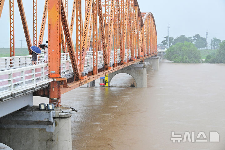[의령=뉴시스] 차용현 기자 = 호우경보가 내려진 19일 오후 경남 의령군 정암교 인근에서 바라본 남강이 범람위기에 처해있다. 2025.07.19.con@newsis.com