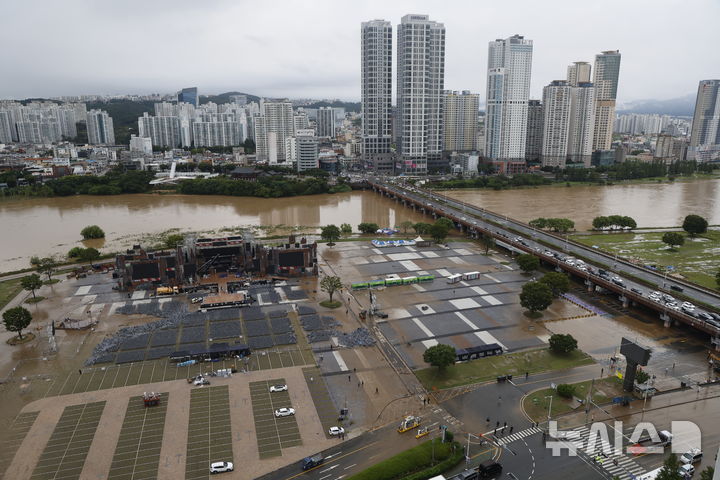 [울산=뉴시스] 배병수 기자 = 호우특보가 내려진 19일 울산 중구 태화강이 범람위기에 놓여 있다. 2025.07.19.bbs@newsis.com.