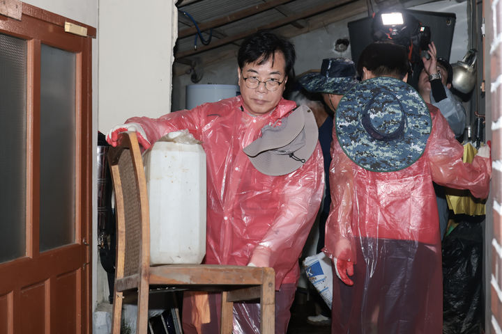 [서울=뉴시스] 조성봉 기자= 송언석 국민의힘 비상대책위원장 겸 원내대표가 19일 폭우로 수해를 입은 충남 예산 삽교읍 용동3리를 찾아 수해복구 봉사활동을 하고 있다. (사진=국민의힘 제공) 2025.07.19. photo@newsis.com *재판매 및 DB 금지