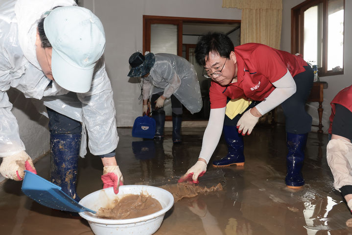 [서울=뉴시스] 조성봉 기자= 송언석 국민의힘 비상대책위원장 겸 원내대표가 19일 폭우로 수해를 입은 충남 예산 삽교읍 용동3리를 찾아 수해복구 봉사활동을 하고 있다. (사진=국민의힘 제공) 2025.07.19. photo@newsis.com *재판매 및 DB 금지