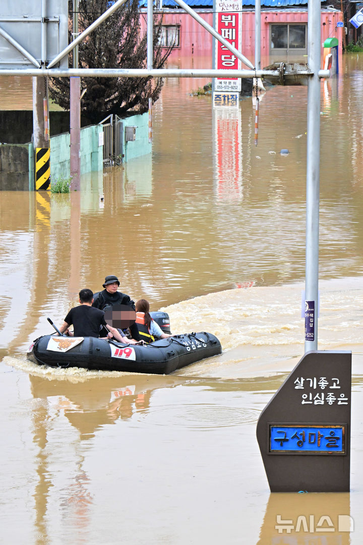 [의령=뉴시스] 차용현 기자 = 호우경보가 내려진 19일 오후 침수된 경남 의령군 대의면 구성마을에서 119대원들이 주민을 구조하고 있다. 2025.07.19.con@newsis.com