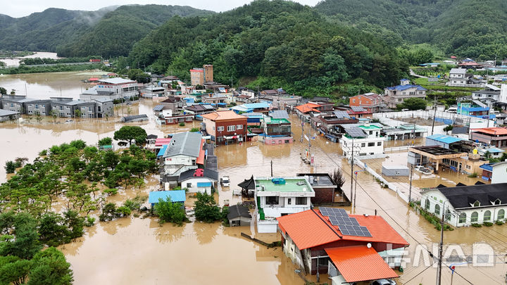 [의령=뉴시스] 차용현 기자 = 호우경보가 내려진 19일 오후 경남 의령군 대의면 구성마을이 물에 잠겨있다. 2025.07.19.con@newsis.com