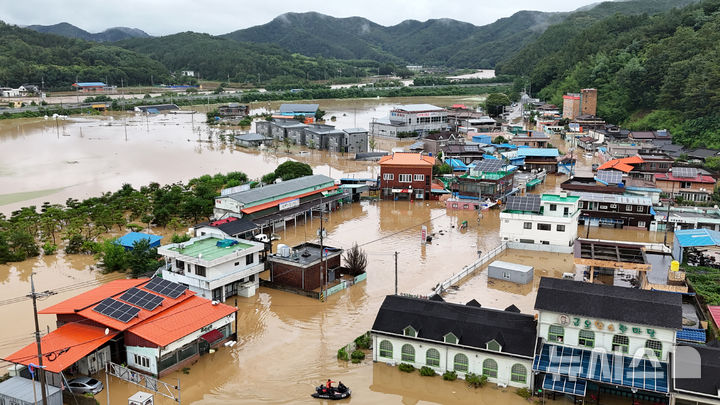 [의령=뉴시스] 차용현 기자 = 호우경보가 내려진 19일 오후 경남 의령군 대의면 구성마을이 물에 잠겨있다. 2025.07.19.con@newsis.com