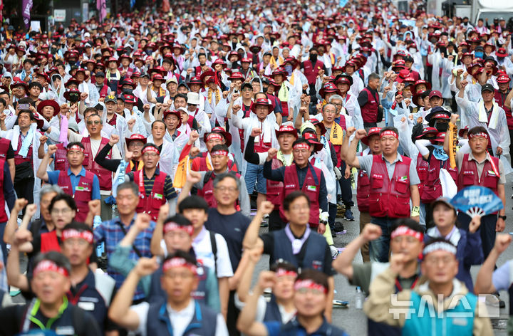 [서울=뉴시스] 최진석 기자 = 19일 서울 중구 을지로1가사거리에서 열린 광장의 힘으로 새로운 세상 쟁취! 2025 민주노총 총파업·총력투쟁 대행진에서 참석자들이 구호를 외치고 있다. 2025.07.19. myjs@newsis.com