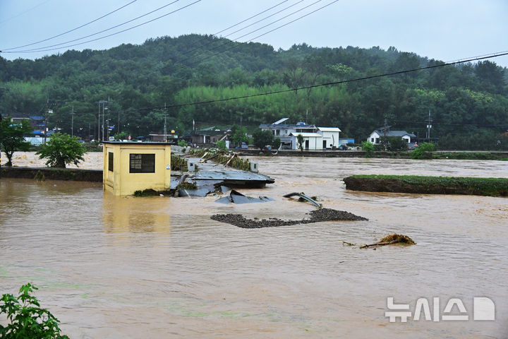 [의령=뉴시스] 차용현 기자 = 호우경보가 내려진 지난달 19일 오후 경남 의령군 대의면 신점마을 신정교 인근 제방이 무너져 하천수가 범람하고 있다. 2025.07.19.con@newsis.com