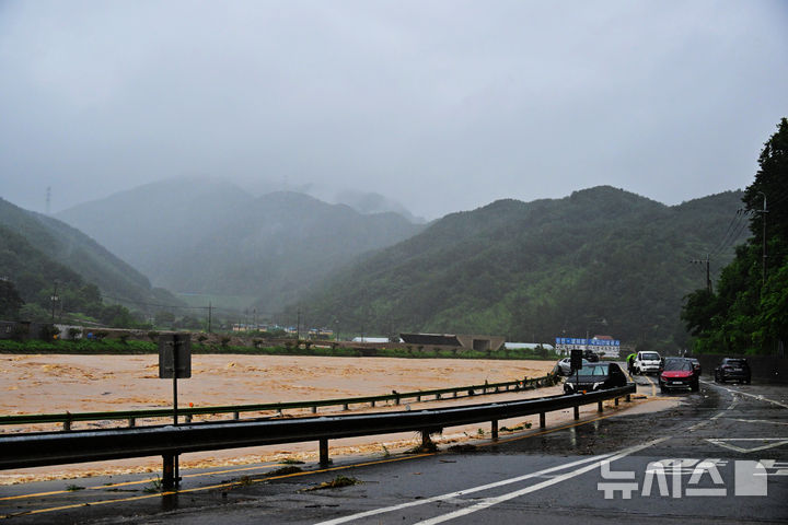 [산청=뉴시스] 차용현 기자 = 호우경보가 내려진 19일 오후 경남 산청군 생비량면 인근 양천강이 범람하고 있다. 2025.07.19.con@newsis.com