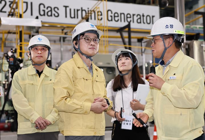 [서울=뉴시스] 김정관(왼쪽 두번째) 산업통상자원부 장관이 19일 서울 마포구에 위치한 한국중부발전 서울발전본부를 방문해 전력설비를 점검하고 있다. (사진=산업부 제공) 2025.07.19. photo@newsis.com *재판매 및 DB 금지