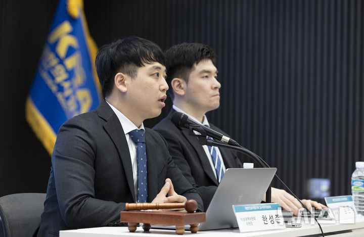 [서울=뉴시스] 김근수 기자 = 한성존(왼쪽) 대한전공의협의회 비상대책위원장이 19일 서울 용산구 대한의사협회 대강당에서 열린 대한전공의협의회 임시대의원총회에서 모두발언을 하고 있다. 2025.07.19. ks@newsis.com