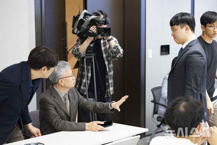 [서울=뉴시스] 김근수 기자 = 한성존(오른쪽) 대한전공의협의회 비상대책위원장과 김택우 대한의사협회장이 19일 서울 용산구 대한의사협회 대강당에서 열린 대한전공의협의회 임시대의원총회 시작 전 인사를 나누고 있다. 2025.07.19. ks@newsis.com