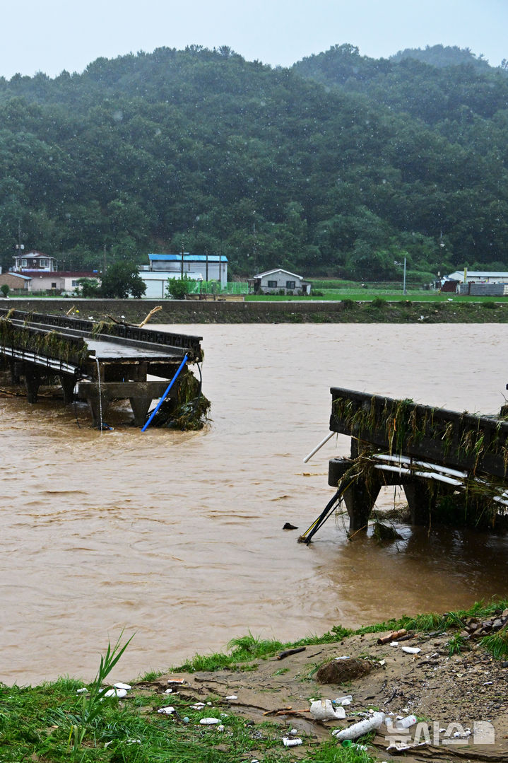[산청=뉴시스] 차용현 기자 = 호우경보가 내려진 19일 오후 경남 산청군 문대마을 인근 문대교가 강한 물살에 붕괴돼 있다.2025.07.19.con@newsis.com