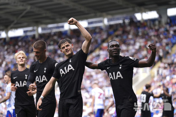 [레딩=AP/뉴시스]토트넘, 프리시즌 친선경기서 레딩에 2-0 승리. 2025.07.19.