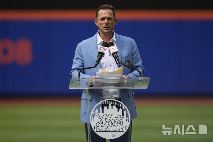 [뉴욕=AP/뉴시스]메이저리그 뉴욕 메츠 원클럽맨 데이비드 라이트가 자신의 영구 결번 및 팀 명예의 전당 헌액 행사에서 소감을 말하고 있다. 2025.07.20. 