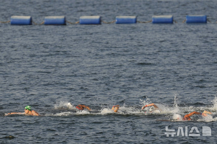 [싱가포르=AP/뉴시스] 20일 싱가포르 센토사섬에서 열린 2025 세계수영선수권대회 오픈워터 스위밍 혼성 6㎞ 경기 모습. 2025.07.20