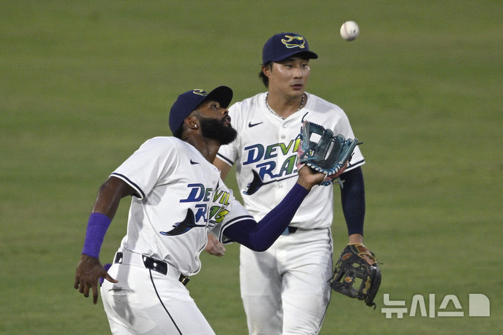 [탬파=AP/뉴시스] 탬파베이 레이스 유격수 김하성이 19일(현지 시간) 미 플로리다주 탬파 조지 M. 스타인브레너 필드에서 열린 2025 메이저리그 볼티모어 오리올스와의 경기 6회말 3루수 주니어 카미네로가 볼티모어 라이언 오헌의 뜬공을 처리하는 모습을 지켜보고 있다. 2025.07.20.