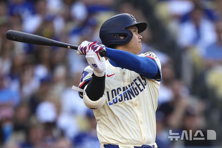 [로스앤젤레스=AP/뉴시스] LA 다저스의 오타니 쇼헤이가 20일(한국 시간) 미국 캘리포니아주 로스앤젤레스의 다저스타디움에서 벌어진 2025 메이저리그(MLB) 밀워키 브루어스와의 경기에서 3회말 투런 홈런을 때려내고 있다. 2025.07.20
