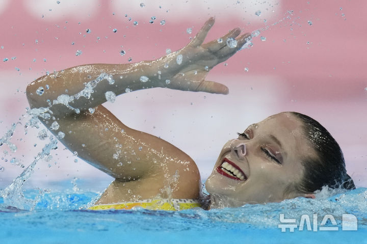 [싱가포르=AP/뉴시스] 캐나다의 오드리 라모테가 20일(현지 시간) 싱가포르에서 열린 2025 국제수영연맹(World Aquatics) 싱가포르 세계수영선수권대회 아티스틱 스위밍 여자 개인 프리 부문 예선전을 치르고 있다. 2025.07.21.