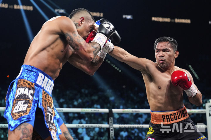 [라스베이거스=AP/뉴시스] 세계복싱평의회(WBC) 웰터급(66.68㎏) 타이틀전에서 맞붙은 매니 파퀴아오(오른쪽), 마리오 바리오스. 2025.07.19.