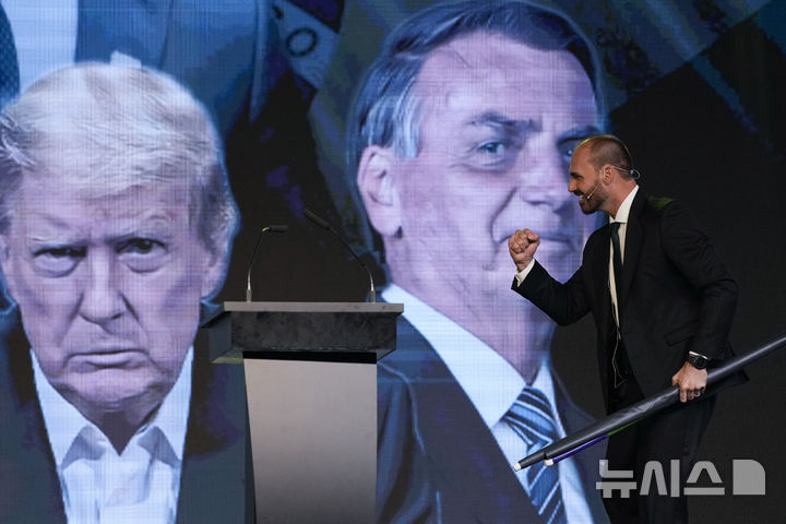 [부에노스아이레스=AP/뉴시스] 브라질 대법원이 극우 세력의 폭력 행위를 선동하고 쿠데타를 계획한 혐의 등으로 재판에 회부된 자이르 보우소나루 전 대통령 아들 에두아르두 보우소나루 브라질 연방 하원의원 자산을 동결했다고 가디언 등이 22일(현지 시간) 보도했다. 사진은 보우소나루 의원이 지난해 12월 4일 아르헨티나 부에노스아이레스에서 열린 '보수 정치 행동 회의' 집회에서 주먹을 쥐는 모습. 