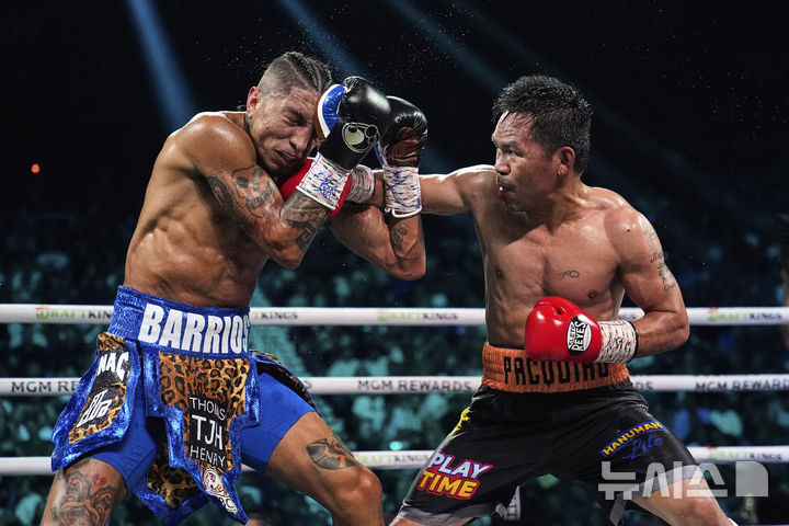 [라스베이거스=AP/뉴시스] 세계복싱평의회(WBC) 웰터급(66.68㎏) 타이틀전에서 맞붙은 매니 파퀴아오(오른쪽), 마리오 바리오스. 2025.07.19.