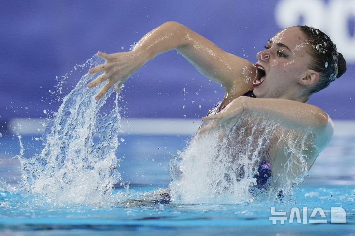 [싱가포르=AP/뉴시스] 독일의 클라라 블라이어가 20일(현지 시간) 싱가포르에서 열린 2025 국제수영연맹(World Aquatics) 싱가포르 세계수영선수권대회 아티스틱 스위밍 여자 개인 프리 부문 예선전을 치르고 있다. 2025.07.21.