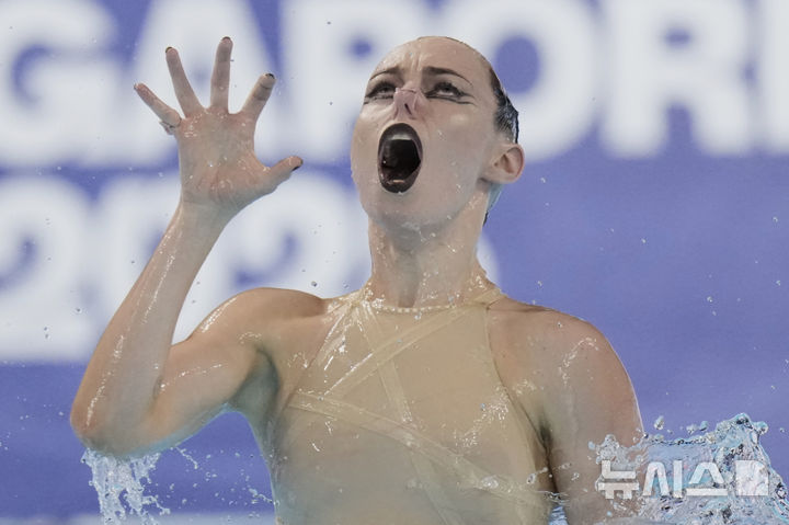 [싱가포르=AP/뉴시스] 중립 선수 바실리나 칸도시카가 20일(현지 시간) 싱가포르에서 열린 2025 국제수영연맹(World Aquatics) 싱가포르 세계수영선수권대회 아티스틱 스위밍 여자 개인 프리 부문 예선전을 치르고 있다. 2025.07.21.