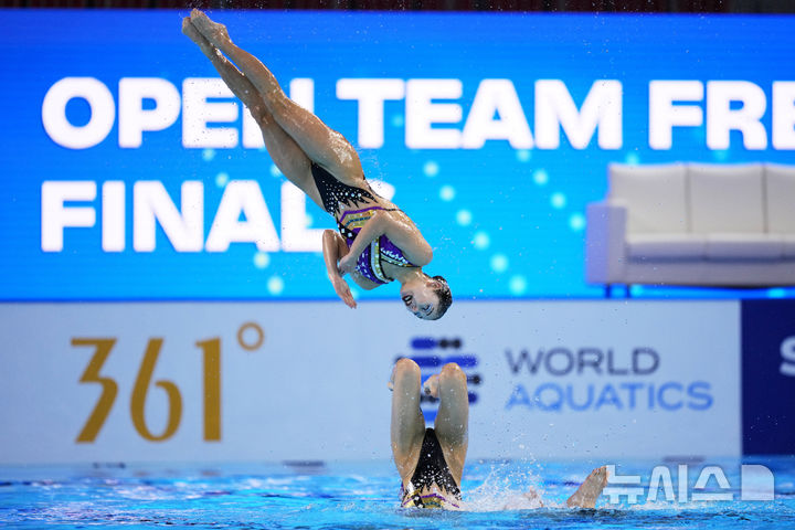 [싱가포르=AP/뉴시스] 일본 선수들이 20일(현지 시간) 싱가포르에서 열린 2025 국제수영연맹(World Aquatics) 싱가포르 세계수영선수권대회 아티스틱 스위밍 여자 단체전 프리 부문 결승전을 치르고 있다. 2025.07.21.