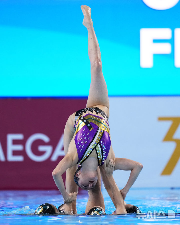 [싱가포르=AP/뉴시스] 일본 선수들이 20일(현지 시간) 싱가포르에서 열린 2025 국제수영연맹(World Aquatics) 싱가포르 세계수영선수권대회 아티스틱 스위밍 여자 단체전 프리 부문 결승전을 치르고 있다. 2025.07.21.