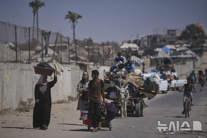 [데이르알발라=AP/뉴시스] 20일(현지 시간) 이스라엘군이 가자지구 중부 지역에서의 작전을 앞두고 대피 명령을 내린 뒤 팔레스타인 주민들이 데이르알발라를 떠나 대피하고 있다. 2025.07.22.