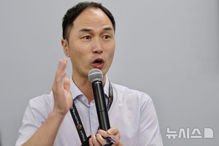 [필라델피아=뉴시스]이윤희 특파원 = 이종무 한화 필리조선소장이 지난 16일(현지 시간) 미국 펜실베이니아주 필라델피아 필리조선소에서 개최한 미디어데이 행사에서 발언하고 있다. (사진=워싱턴공동취재단). 2025.07.20. 