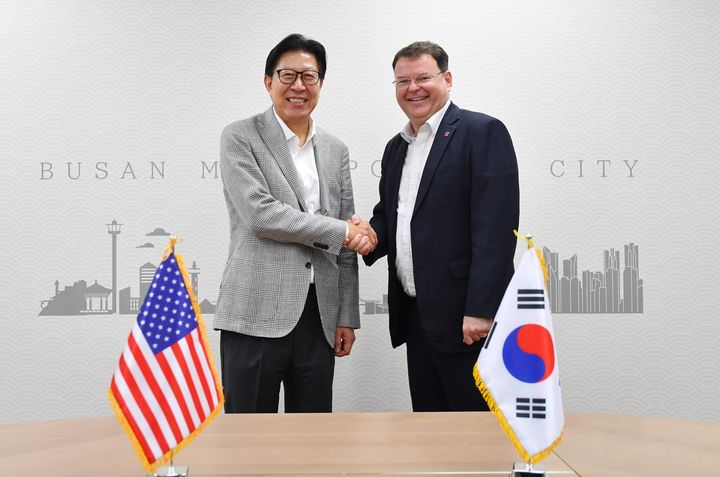 [부산=뉴시스] 부산시는 최근 시청 국제의전실에서 박형준 시장이 놀란 바크하우스 주부산미국영사를 만났다고 20일 밝혔다. (사진=부산시 제공) 2025.07.20. photo@newsis.com *재판매 및 DB 금지
